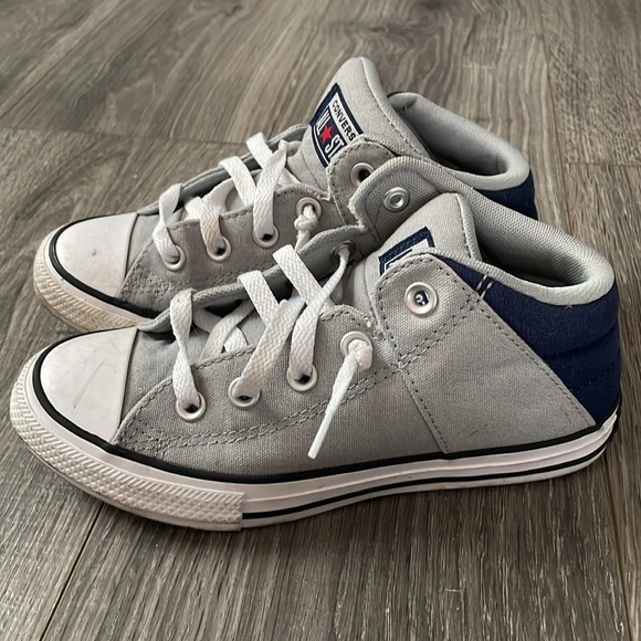 Converse Youth Sneakers Size 2 - Picture 3 of 8